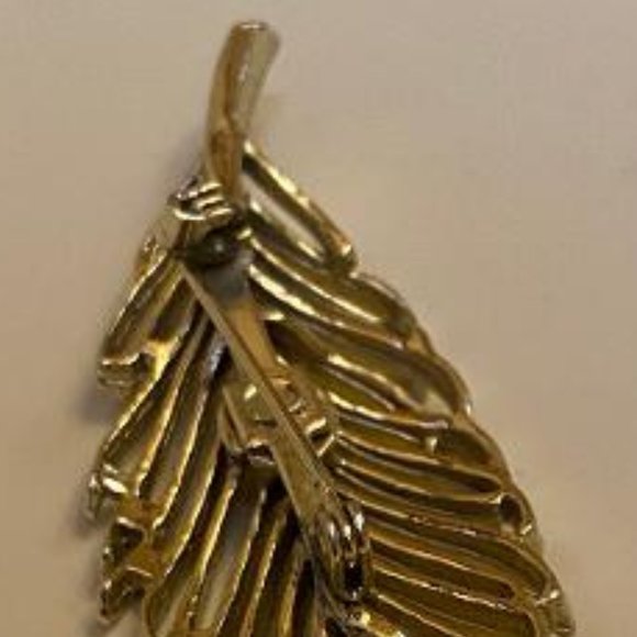 Gerry's Gold Tone Feather Brooch - Picture 4 of 5